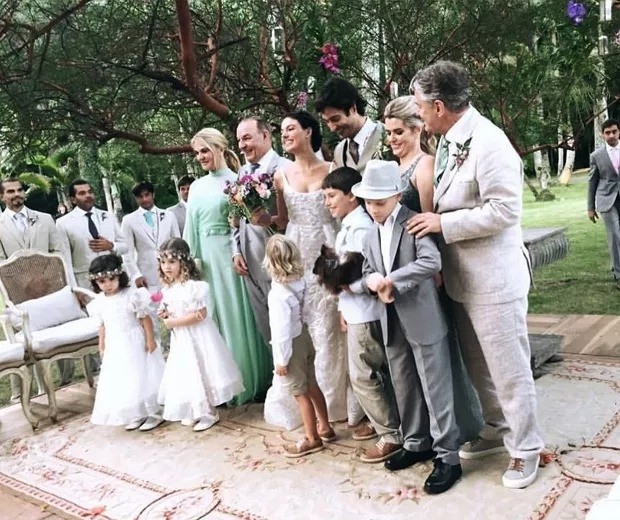 Família de Isis Valverde e André Resende no casamento do casal; Marcos Resende à direita do modelo (Foto: Reprodução/Instagram)