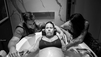 Maria Carolina Rizola, de 30 anos, enfrentou 22 horas horas de trabalho no parto humanizado — Foto: Reprodução / Instagram