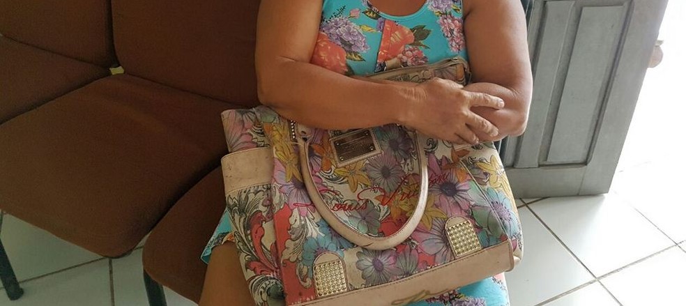 A mãe das crianças, Maurizia Soares, de 43 anos, foi prestar depoimento, na manhã desta sexta (10) (Foto: Anny Basrbosa/G1)