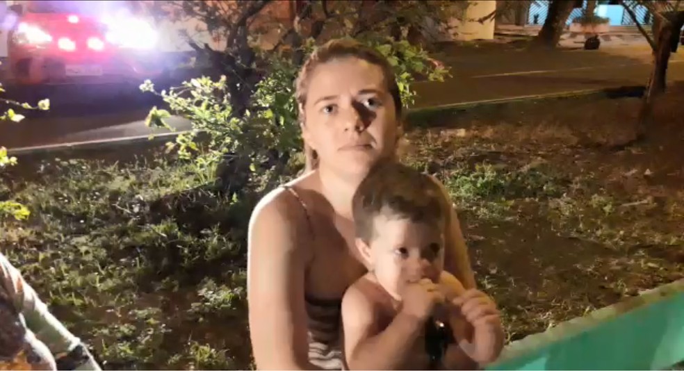 A dona de casa Camila Mendes e o filho conseguiram sair do edifício Apolo XXI, durante incêndio no Centro do Recife — Foto: Paula Delgado/TV Globo