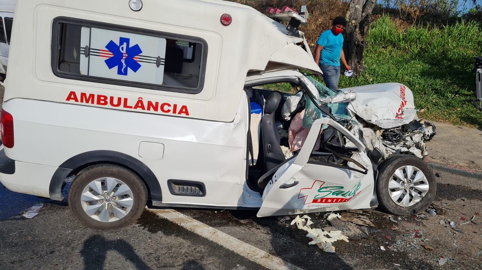 Batida entre van e ambulância deixa feridos na BR-324, em Salvador — Foto: Rildo de Jesus/TV Bahia