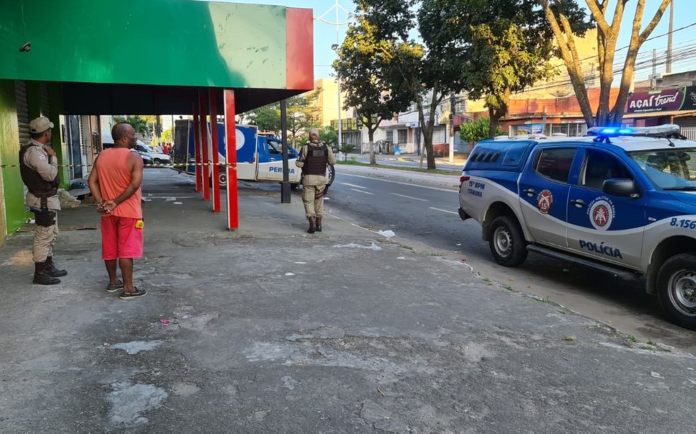 Vítima foi encontrada embaixo de uma marquise no São Caetano, em Itabuna — Foto: Verdinho Itabuna