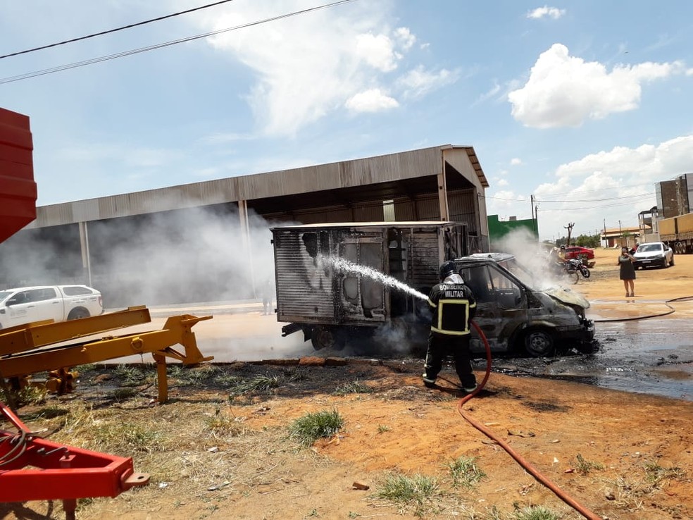 Caminhão ficou destruído pelas chamas — Foto: Blog do Braga