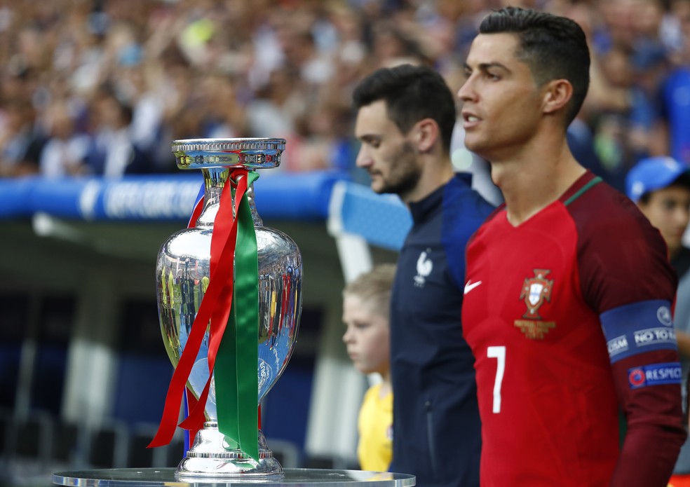Cristiano Ronaldo venceu Lloris (e a França) na final da Euro (Foto: Reuters)