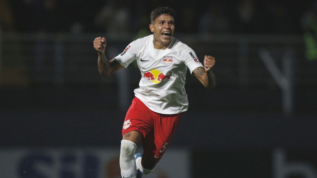 Jadsom comemora gol marcado para o Bragantino contra o Atlético-GO