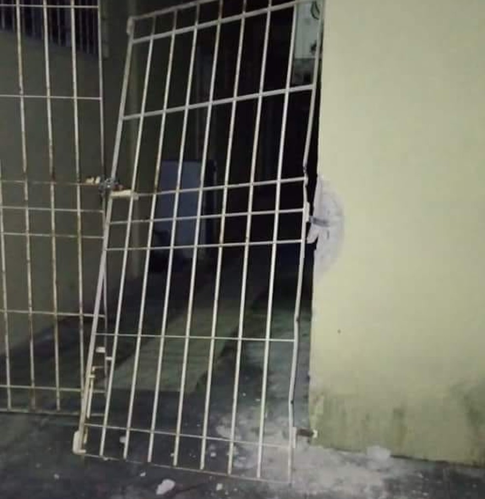 Bandidos invadiram o FÃ³rum de Pacajus em busca de materiais apreendidos em processos judiciais.  (Foto: ReproduÃ§Ã£o/TVM)