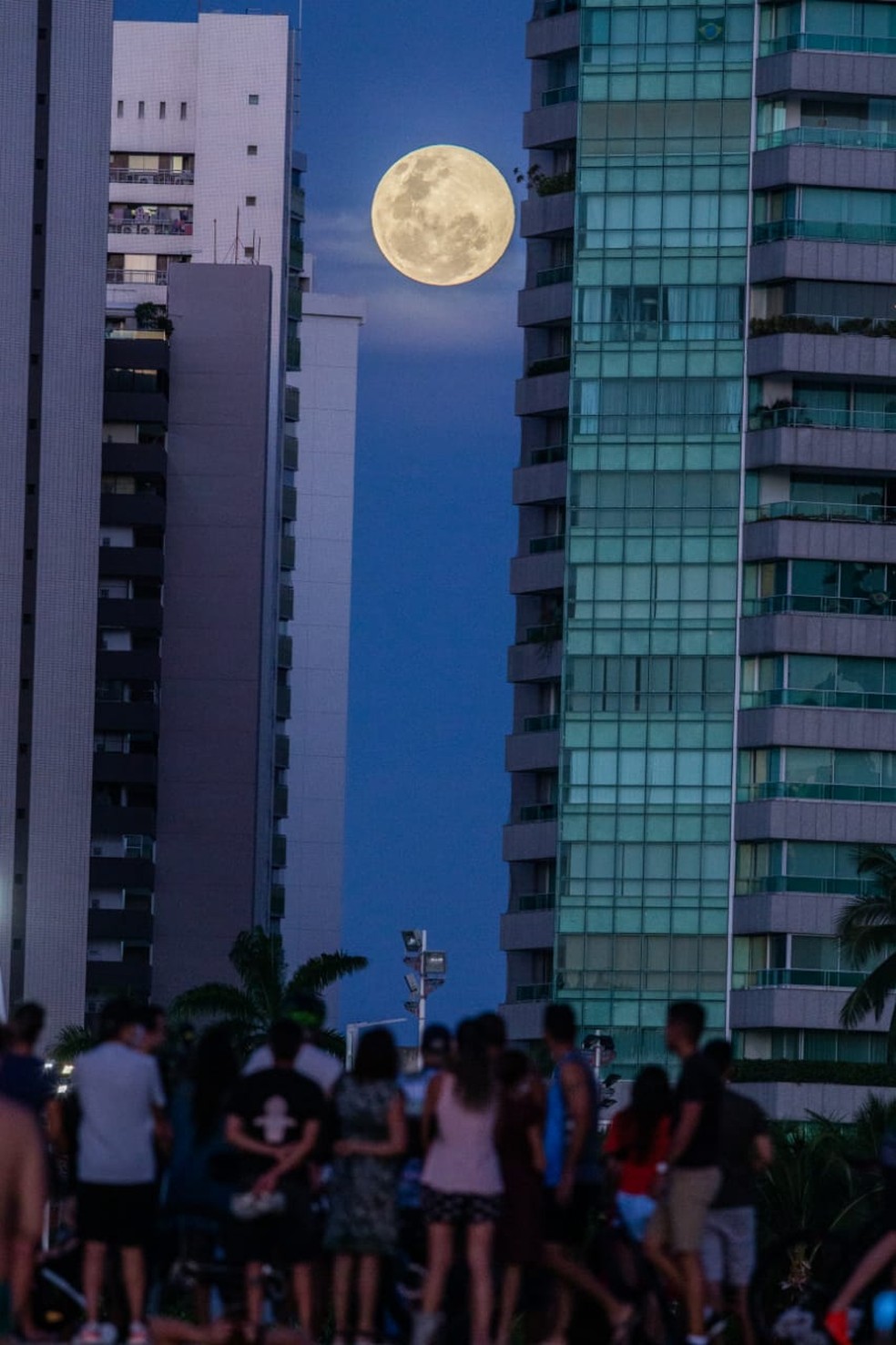 Pessoas pararam para admirar a Superlua em Fortaleza — Foto: Thiago Gadelha