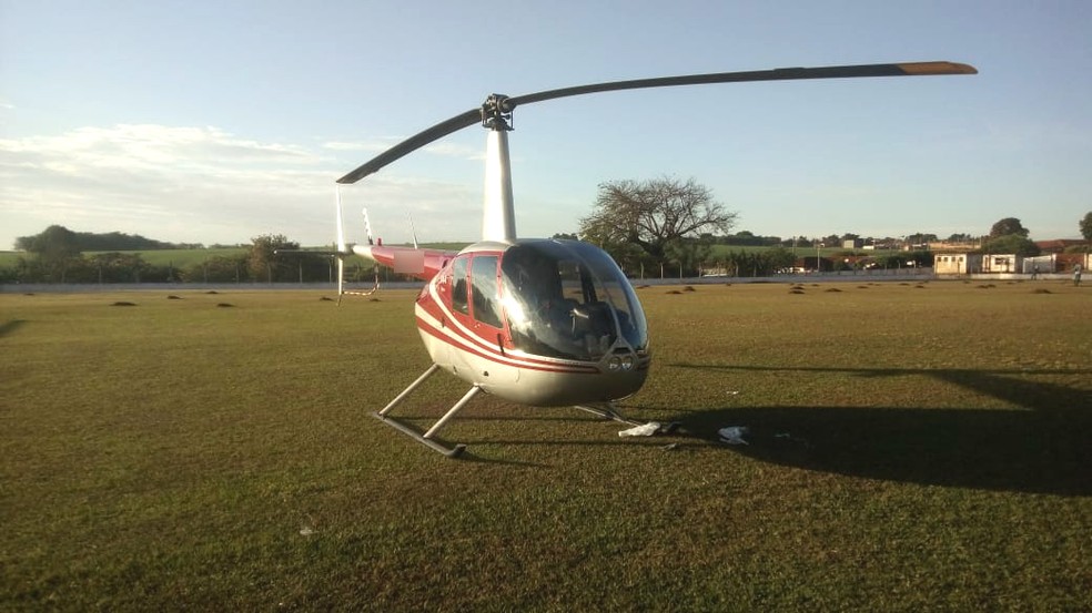 Helicóptero carregado com droga pousou em um campo de futebol em Cambará (Foto: Weverson Marquezani/TV Tem)
