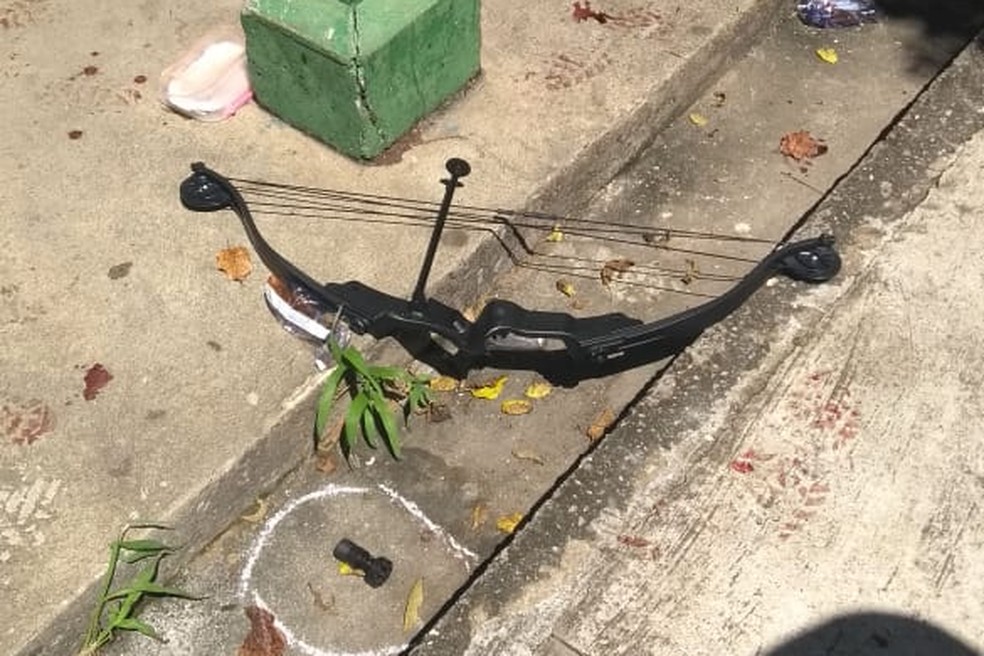 Arco e flecha encontrado na escola em que o massacre ocorreu â Foto: Arquivo pessoal