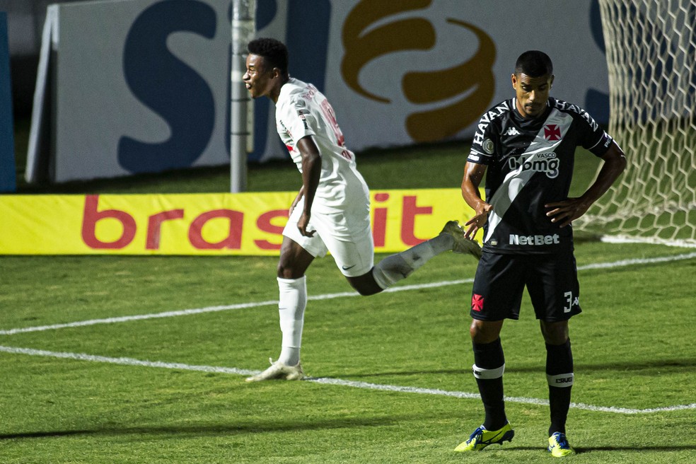 Ramires comemora o primeiro gol do Bragantino e Leo Mattos, cabisbaixo, lamenta a derrota do Vasco � Foto: DIOGO REIS/AGIF - AG�NCIA DE FOTOGRAFIA/ESTAD�O CONTE�DO