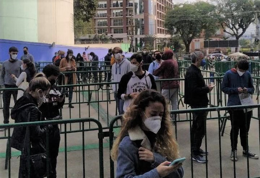 Fila de jovens para inscrição na 'xepa' da vacina contra Covid-19 no Allianz Parque, Zona Oeste, nesta sexta-feira (18) — Foto: Arquivo Pessoal