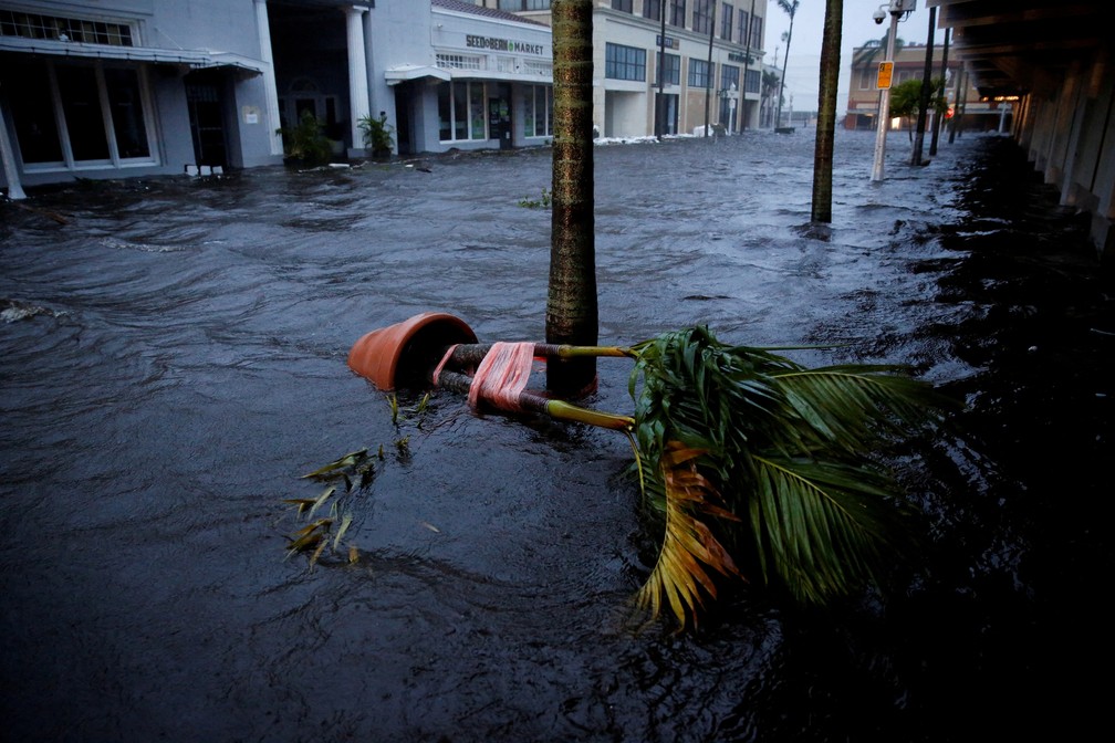 Uma rua inundada é vista no centro da cidade enquanto o furacão Ian atinge o sudoeste da Flórida, em Fort Myers, EUA — Foto: REUTERS/Marco Bello 
