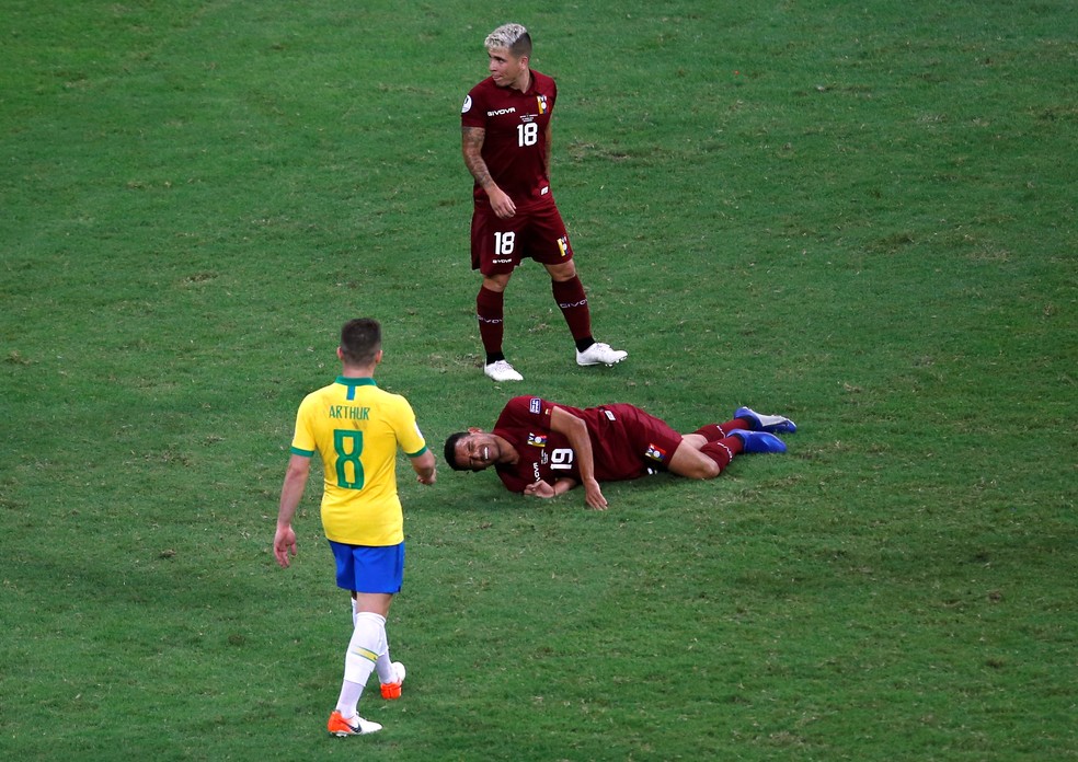 ArquÃ­medes Figuera (19) sofreu uma lesÃ£o no joelho no jogo contra o Brasil â€” Foto: Luisa Gonzalez/Reuters