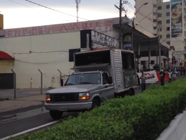 G1 - Grupo protesta na região de Bauru e Marília contra a