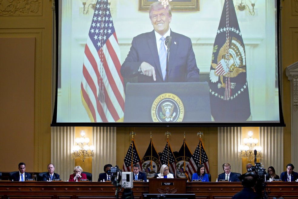 Comissão do Congresso dos EUA que investiga invasão ao Capitólio em janeiro de 2023 exibe vídeo de Trump em que ele se recusa a dizer que eleições haviam terminado, em 21 de julho de 2022. — Foto: AP