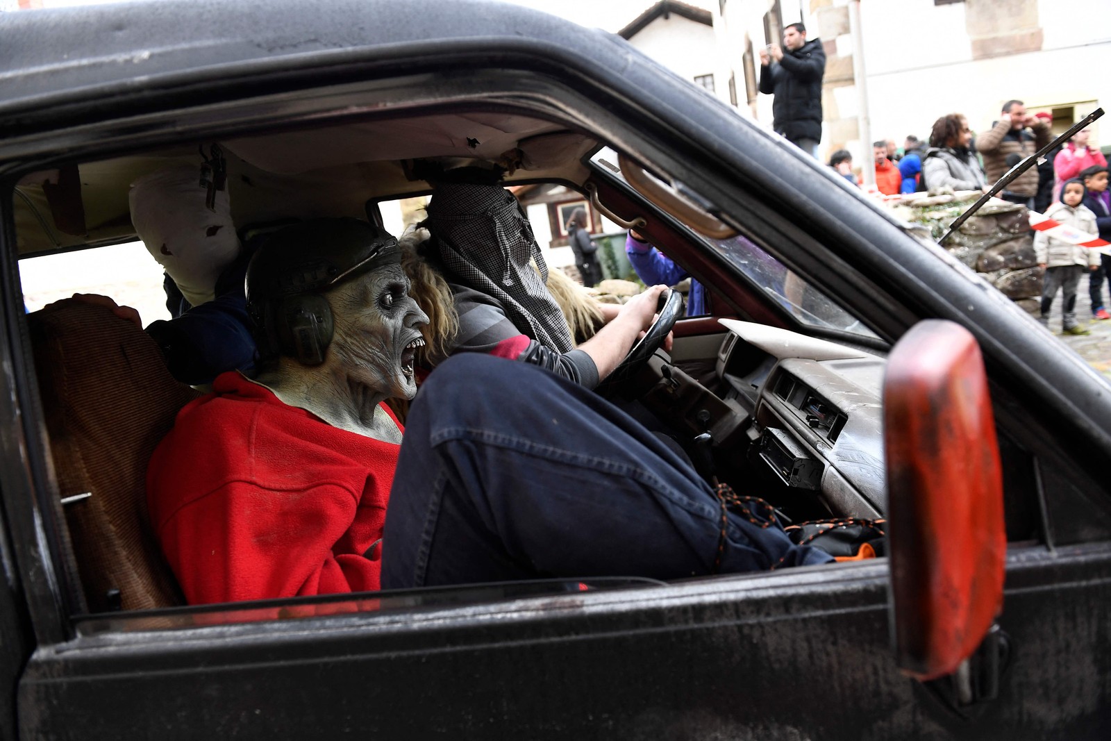 Foliões mascarados são vistos em um carro durante o tradicional carnaval de Ituren, na província de Navarra, no norte da Espanha — Foto: ANDER GILLENEA/AFP