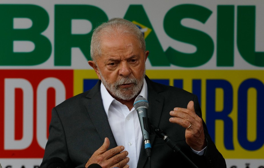 Presidente eleito Luiz Inácio Lula da Silva (PT) fala com a imprensa no Centro Cultural do Banco do Brasil (CCBB) em Brasília