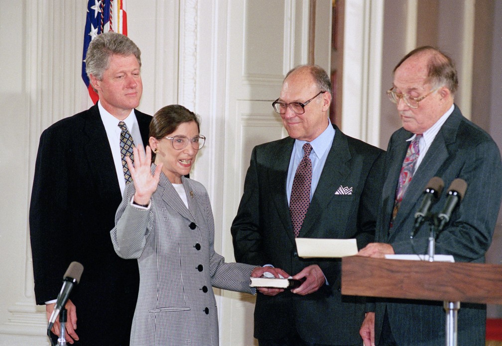 Juíza Ruth Bader Ginsburg faz o juramento durante sua posse na Suprema Corte após indicação do então presidente Bill Clinton em 1993 — Foto: Marcy Nighswander/AP/Arquivo