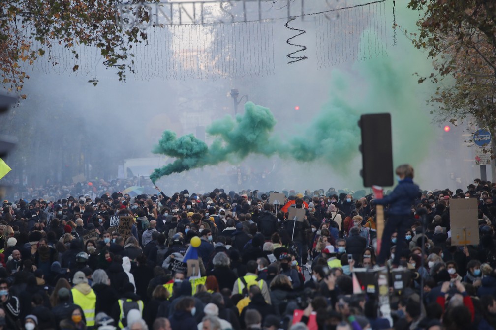Na França, milhares de pessoas protestam contra um projeto de lei sobre segurança, considerado uma mordaça por seus críticos  — Foto: AP Photo/Francois Mori
