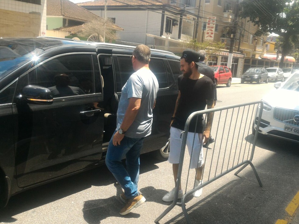 Lucas Lima deixa a Vila Belmiro após reunião com o presidente do Santos (Foto: Lucas Musetti)