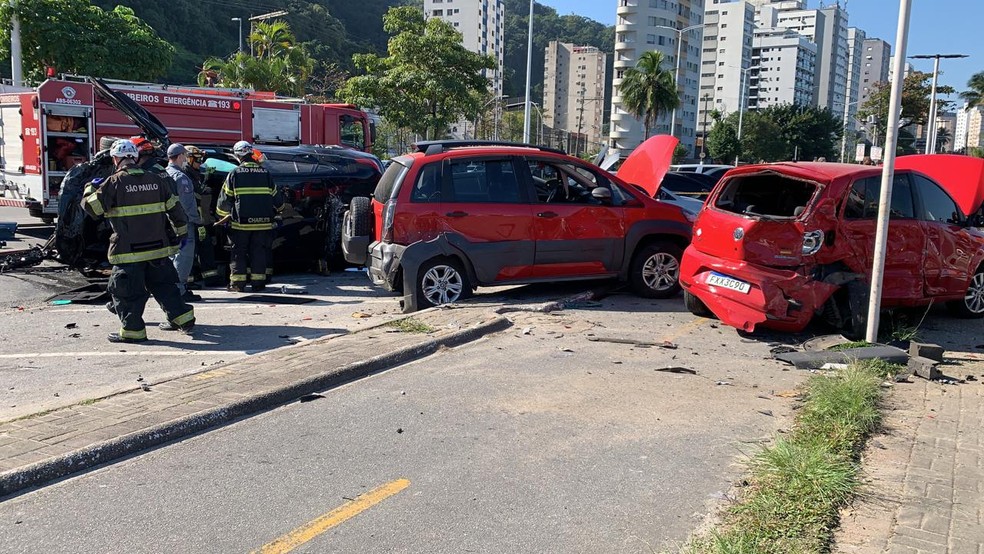 Veículos estacionados foram atingidos por carro e chegaram a entrar na ciclovia — Foto: Luciana Moledas/G1