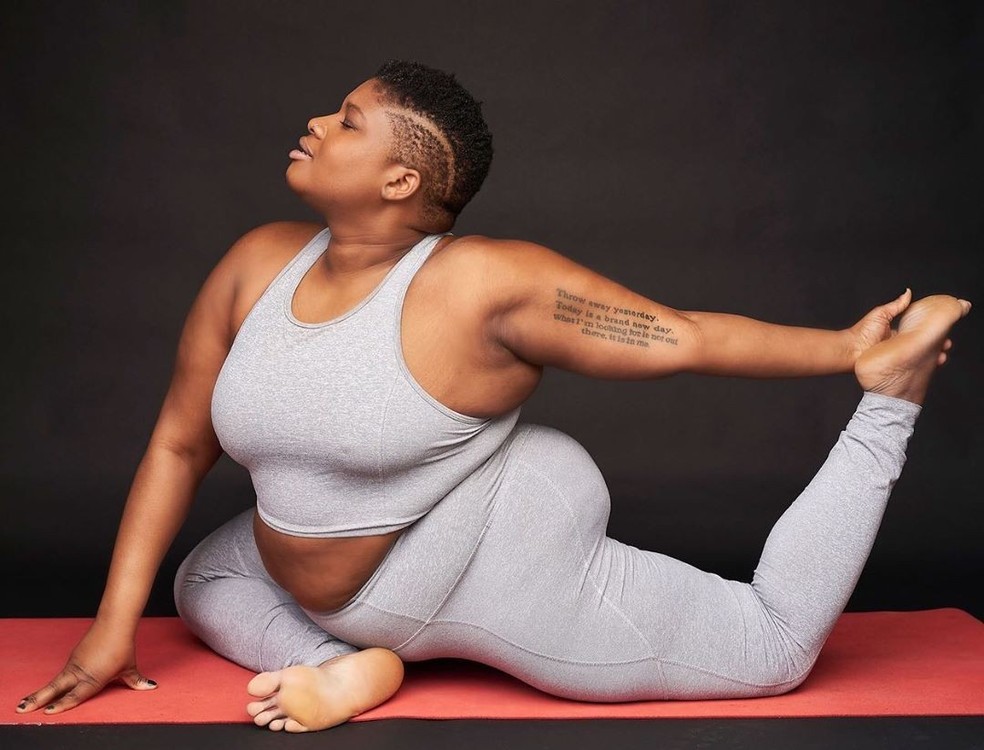 A instrutora de yoga fora do padrão que é fenômeno nas redes sociais, Gente