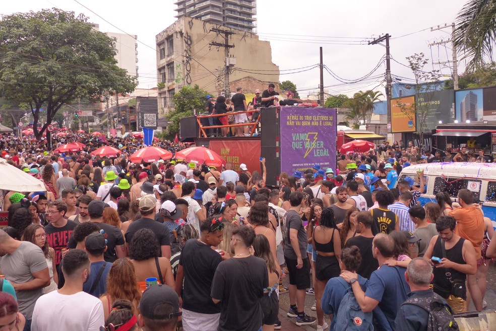 Foliões se divertem com o desfile de blocos pelas ruas de Pinheiros, em São Paulo, neste sábado (11), durante apresentação do bloco 'Vem Que Vai Ser Legal'. — Foto: LEANDRO CHEMALLE/THENEWS2/ESTADÃO CONTEÚDO