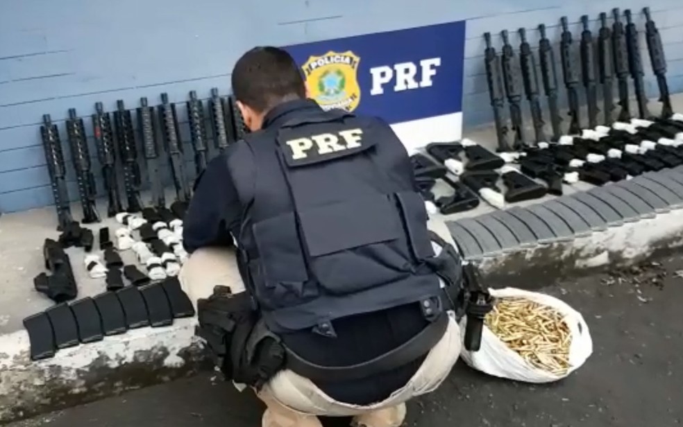 Fuzis seriam levados para o Complexo da Maré (Foto: Divulgação / PRF)