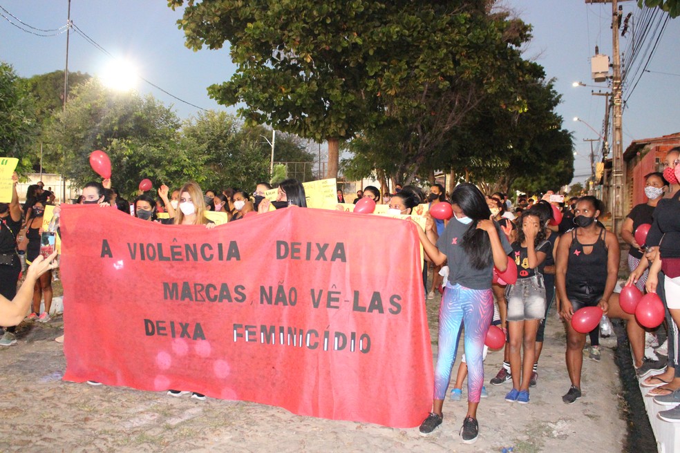 Outras vítimas denunciam e faxineira participa de protesto contra a agressões a mulheres — Foto: Catarina Costa/G1
