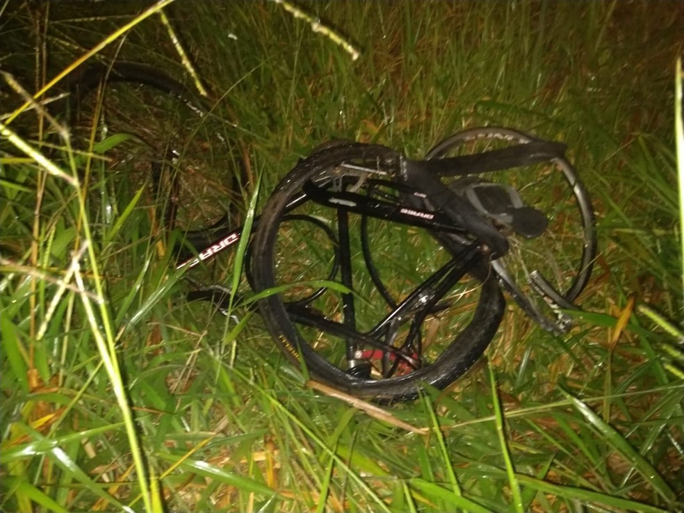 Dois homens que estavam nas bicicletas morreram no local â Foto: Neuza Brizola/Site Bahiaextremosul