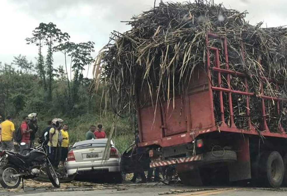 Acidente ocorreu entre um carro de passeio e um veículo de carga, segundo PRF (Foto: Reprodução/WhatsApp)