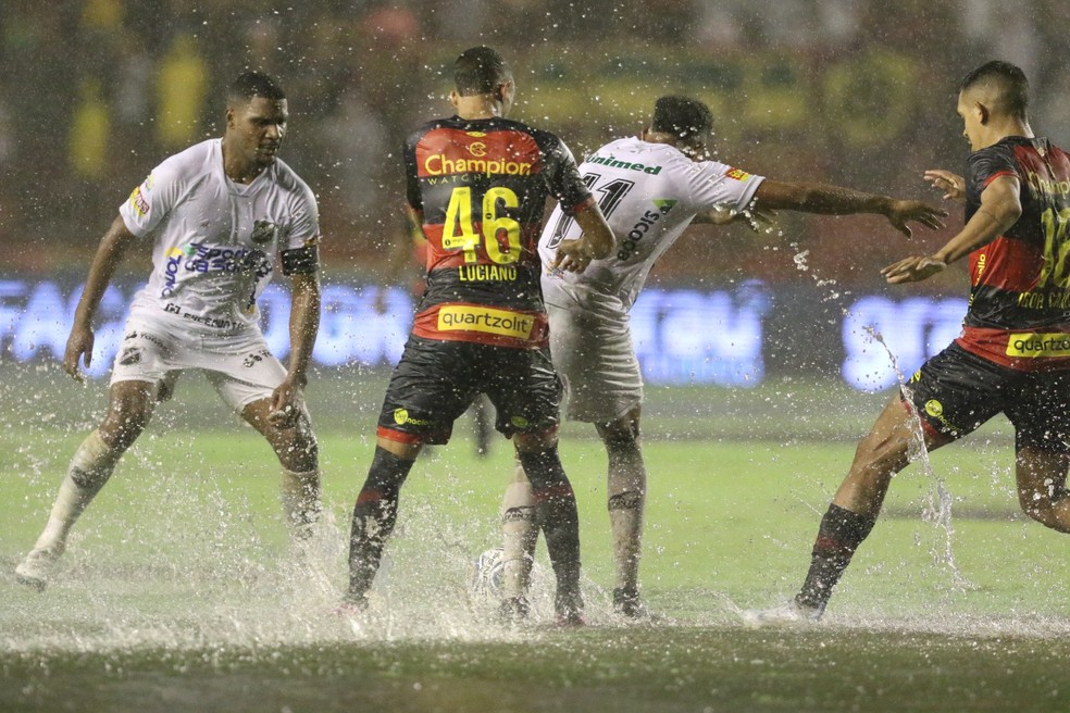 Sport x ABC - interrompido por causa da chuva — Foto: Marlon Costa/Pernambuco Press