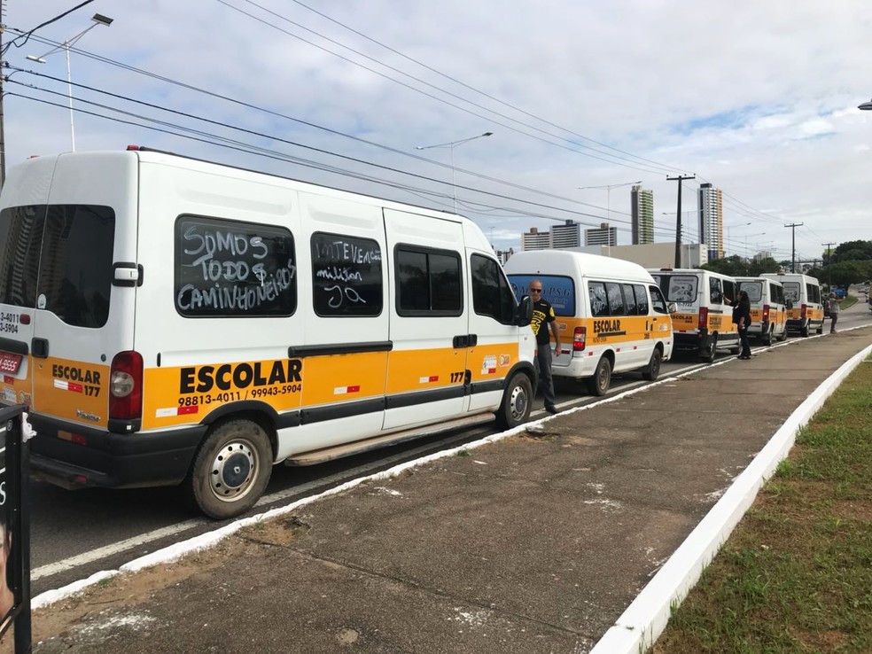 Motoristas de vans escolares se reuniram na praÃ§a de Mirassol em apoio aos caminhoneiros (Foto:  Clayton Carvalho/Inter TV Cabugi )