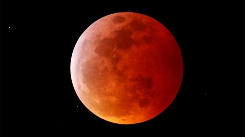 Eclipse lunar total ocorre quando existe um alinhamento completo entre Sol, Terra e a Lua (Foto: Reuters via BBC Brasil)