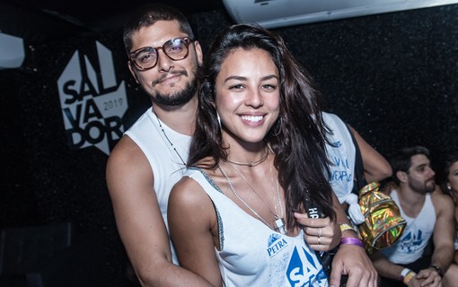 Bruno Gissoni e namorada Yanna Lavigne no Camarote Salvador