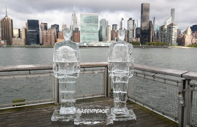 NEW YORK, USA - SEPTEMBER 30: Greenpeace placed life-size ice sculptures of U.S President Donald Trump and Brazilian President Bolsonaro to bring attention for global warming as the sculptures melt across United Nations Headquarters by the East River in N (Foto: Anadolu Agency via Getty Images)