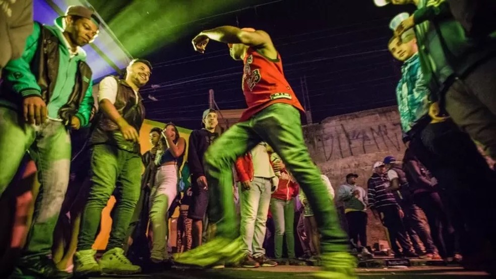 Jovens dançam funk em baile no Capão Redondo, zona sul de São Paulo — Foto: JARDIEL CARVALHO/R.U.A FOTO COLETIVO/via BBC
