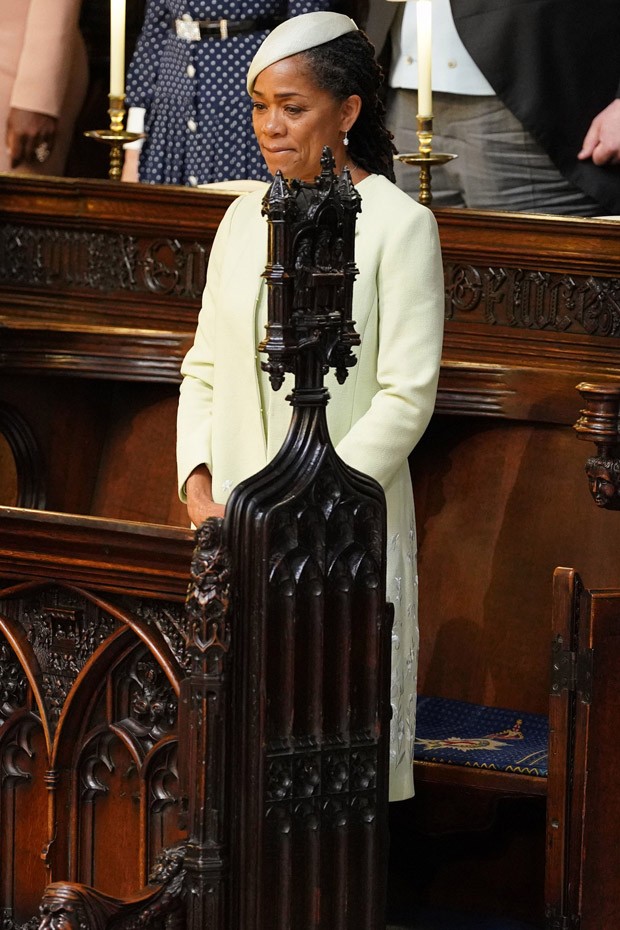 WINDSOR, UNITED KINGDOM - MAY 19:  Doria Ragland takes her seat in St George's Chapel at Windsor Castle before the wedding of Prince Harry to Meghan Markle on May 19, 2018 in Windsor, England. (Photo by Dominic Lipinski - WPA Pool/Getty Images) (Foto: Getty Images)