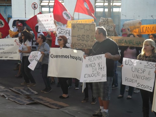 Manifestantes protestaram durante cerimônia de inauguração do Poupatempo (Foto: Caio Silveira/ G1)