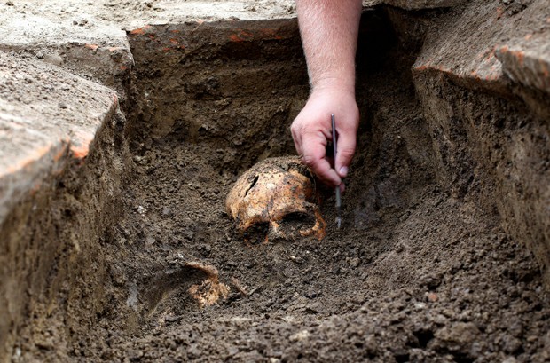 Esqueletos foram descobertos aos pés de uma grande usina de energia movida a carvão (Foto: Djordje Kojadinovic/Reuters)