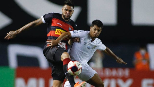 Léo Santos, do Ituano, e Marcos Leonardo, do Santos