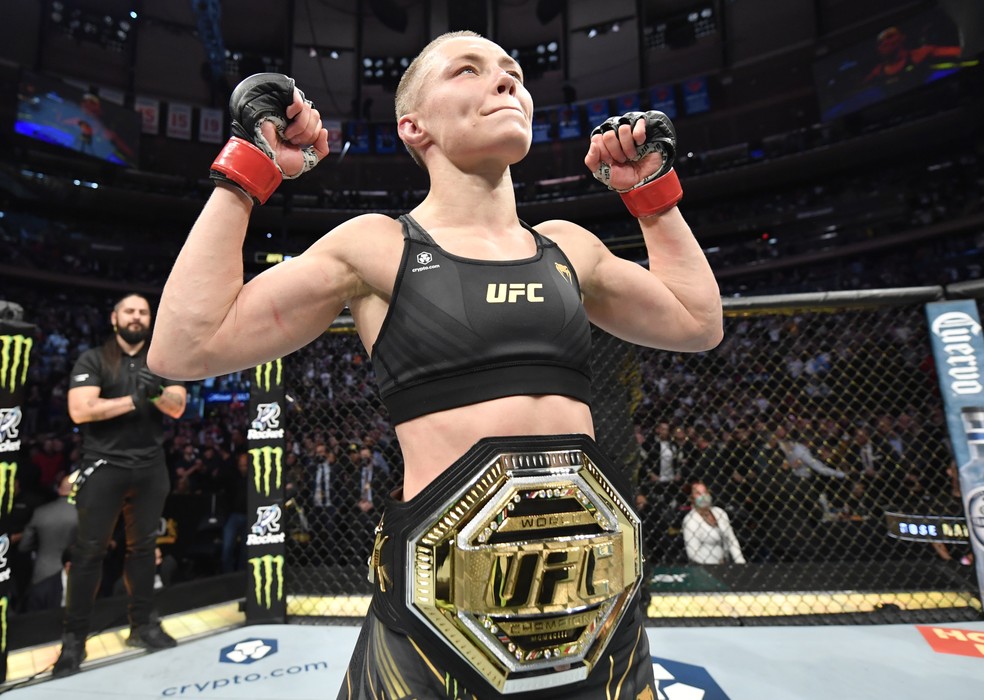 Rose Namajunas comemora a vitória sobre Weili Zhang e a defesa do cinturão peso-palha no UFC 268 — Foto: Getty Images