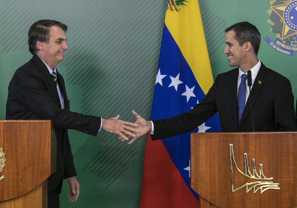O presidente Jair Bolsonaro e o autodeclarado presidente interino da Venezuela, Juan Guaidó, durante declaração conjunta no Palácio do Planalto, em Brasília — Foto: Sergio Lima/AFP
