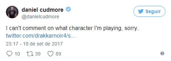 "Não posso comentar sobre o personagem que estou interpretando, desculpe...", tuitou Cudmore sobre o seu papel na trama (Foto: reprodução/Twitter)