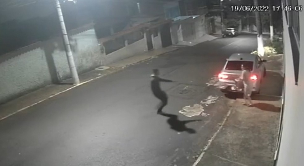 Mulher teve o caro roubado na frente de casa em Cariacica — Foto: Reprodução/TV Gazeta