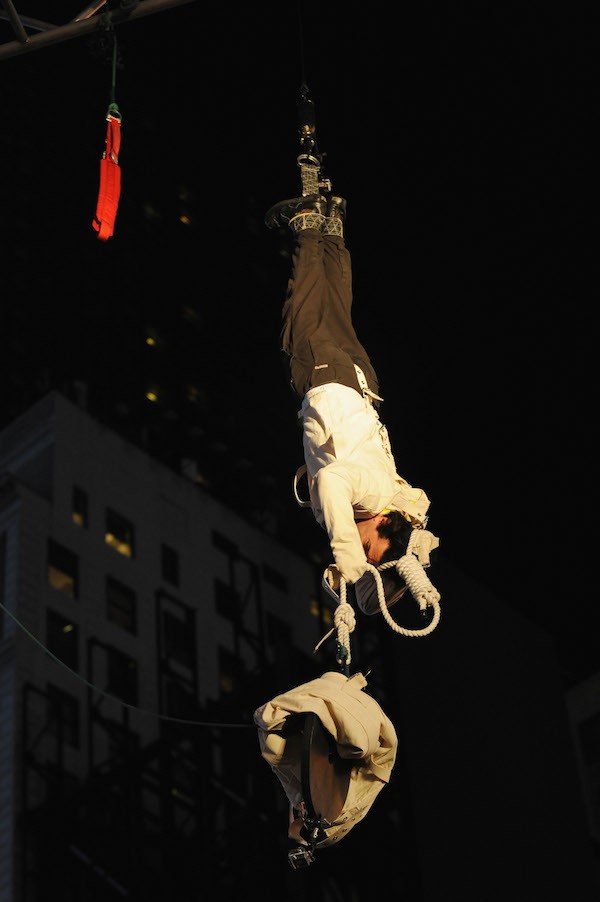 O mágico Criss Angel realizando o lendário Double Straight Jacket (Foto: Getty Images)