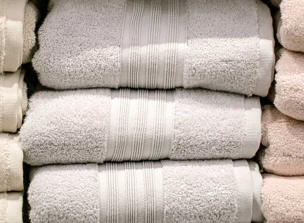 O tamanho das toalhas de banho maiores, conhecidas por banhão gigantes, começa  entre 150 cm de altura e 90 cm de largura (Foto: Freepik / CreativeCommons)