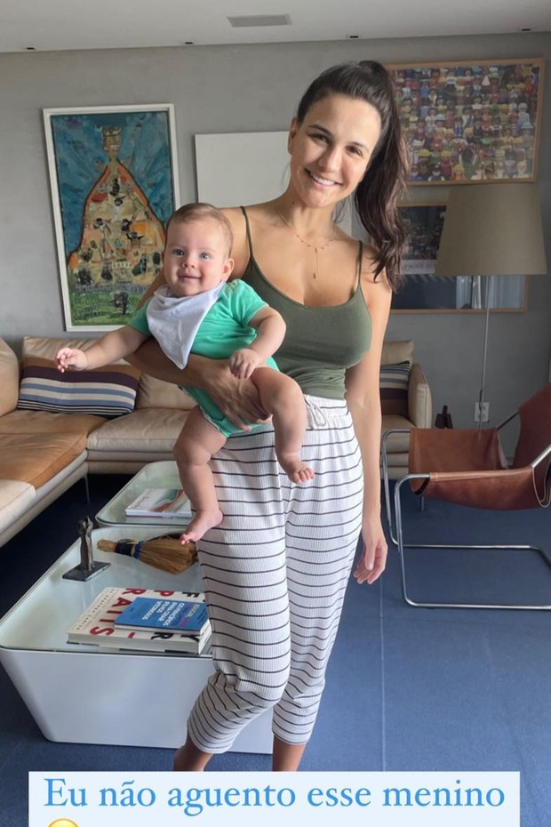 Kyra Gracie e Rayan posam sorridentes para foto em casa (Foto: Reprodução/Instagram)