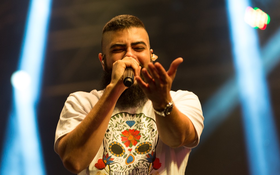 Henrique durante show no Ribeirão Rodeo Music 2018 — Foto: Érico Andrade/G1