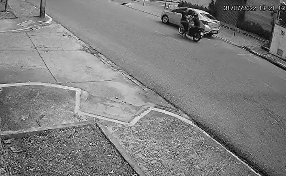 Grávida estava atravessando a Rua Coronel Jucá, no Bairro Aldeota, em Fortaleza, quando foi atropelada por um motociclista. — Foto: Reprodução